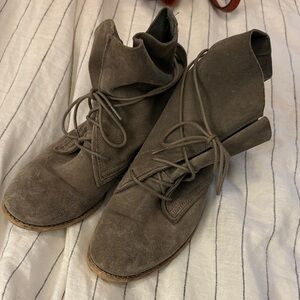 Diva True Lace-Up Gray Suede Booties for Women. Size 7.